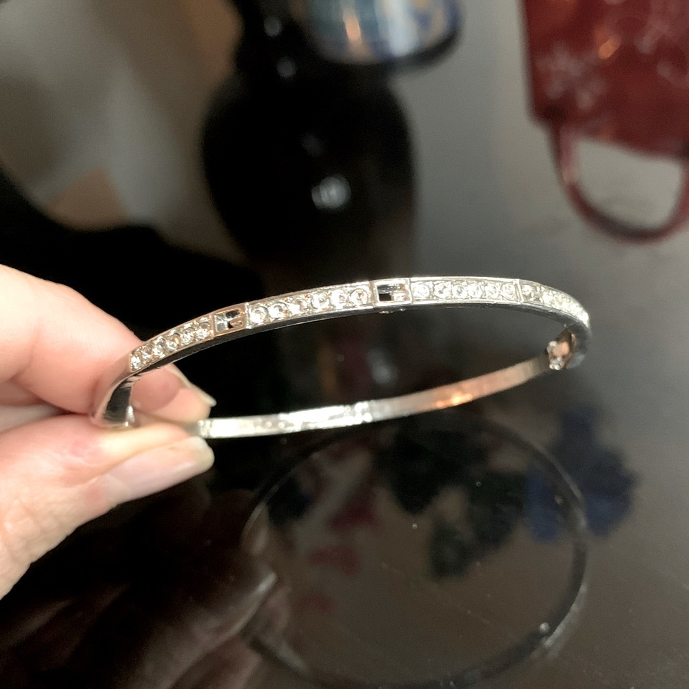 Silver metal round bracelet with diamonds💎